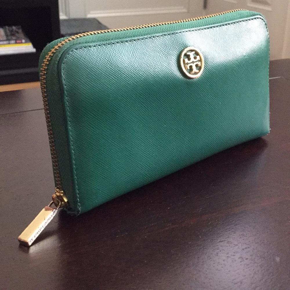 ☀️ NEW LISTING ☀️ Tory Burch Robinson Zip Wallet
